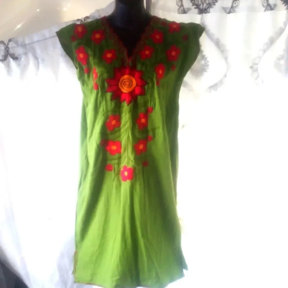 Mexican embroidery dress size small and medium ( Hang )